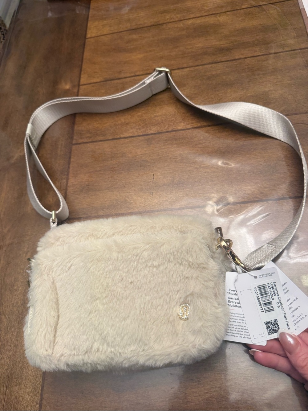 *NWT* Lululemon plush crossbody 2 litres w gold zippers and emblems - Picture 5 of 12